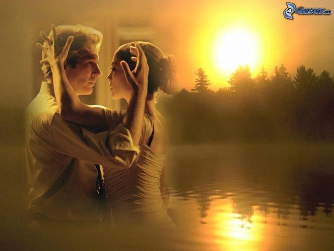 baile-pareja-romantica-puesta-de-sol-sobre-los-bosques-lago-143489